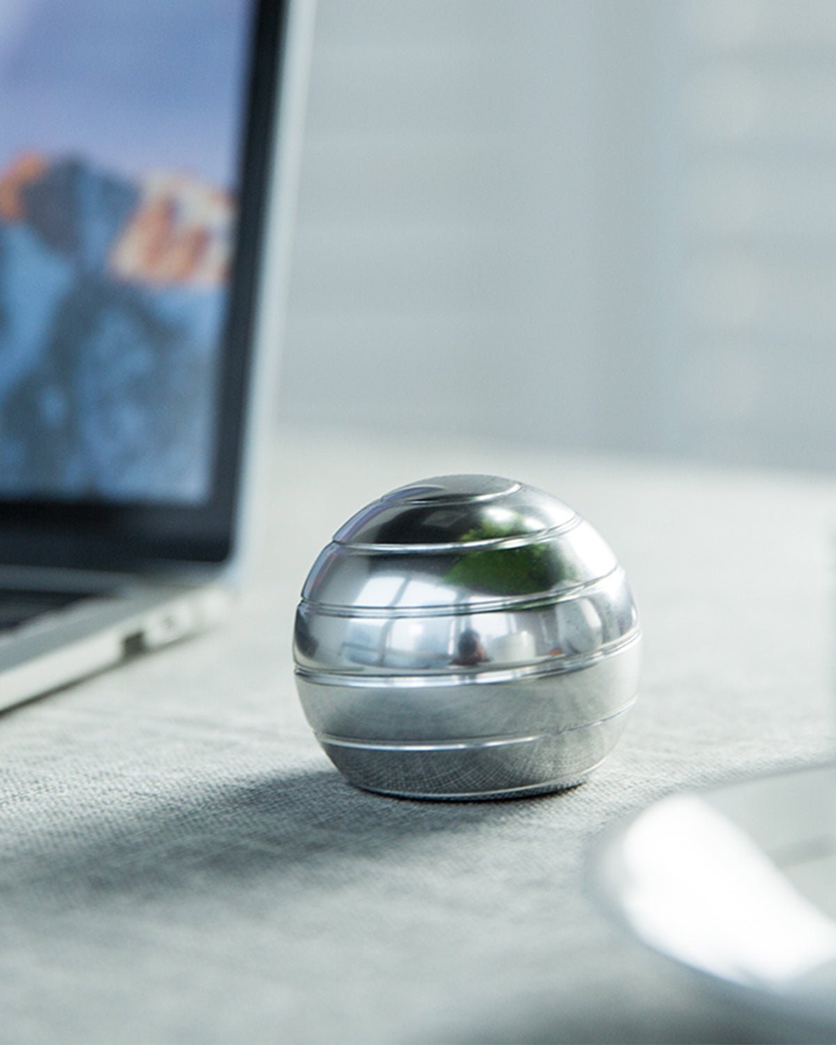 Stress-relieving Kinetic Finger Spinner Ball